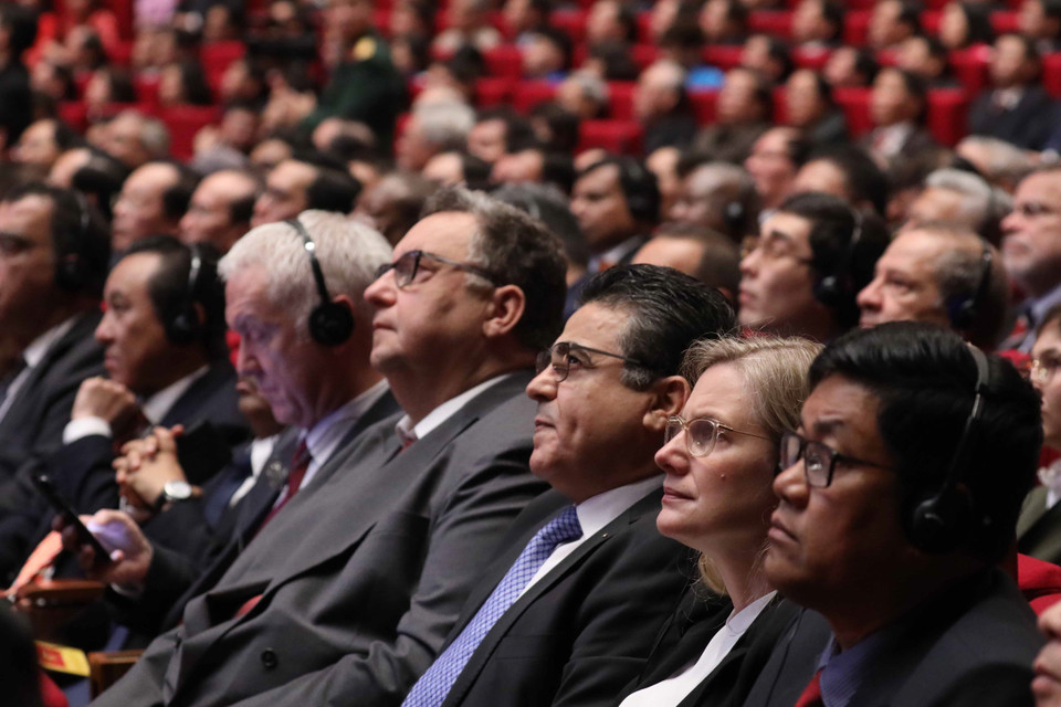 Các đại biểu quốc tế dự Lễ kỷ niệm 90 năm Ngày thành lập Đảng Cộng sản Việt Nam. (Ảnh: Thống Nhất/TTXVN)