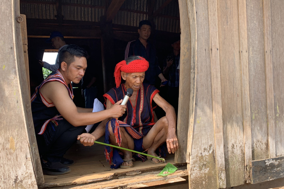 Già làng Rơ Lan Li - chủ tế thực hiện nghi thức của Lễ cầu mưa. (Ảnh: Quang Thái/TTXVN)