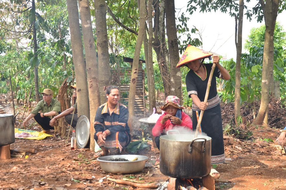 Phụ nữ trong làng O Pếch chuẩn bị các món ăn cho lễ cúng cầu mưa. (Ảnh: Quang Thái/TTXVN)