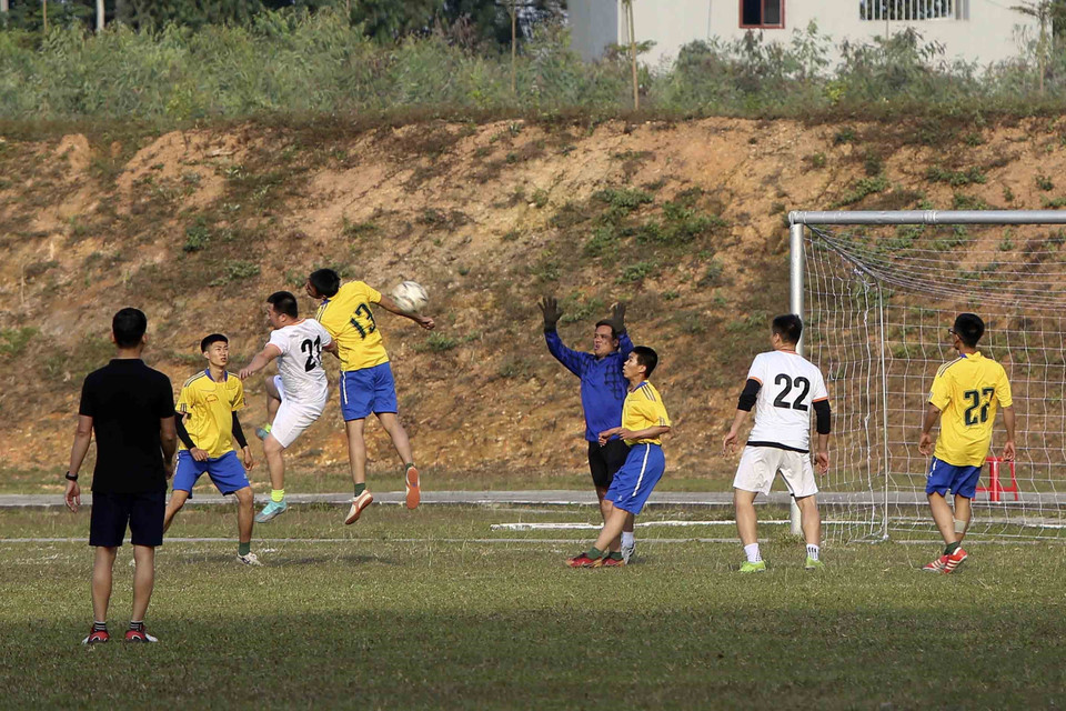 Giao lưu thi đấu môn bóng đá giữa hai đơn vị. (Ảnh: Tuấn Đức/TTXVN)