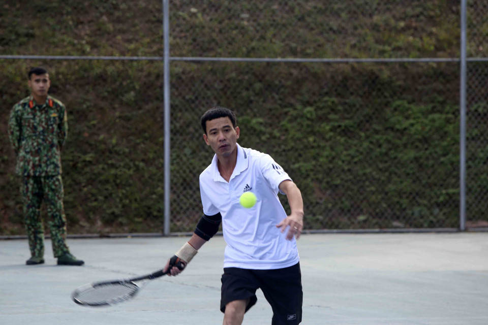 Giao lưu thi đấu môn tennis giữa hai đơn vị. (Ảnh: Tuấn Đức/TTXVN)