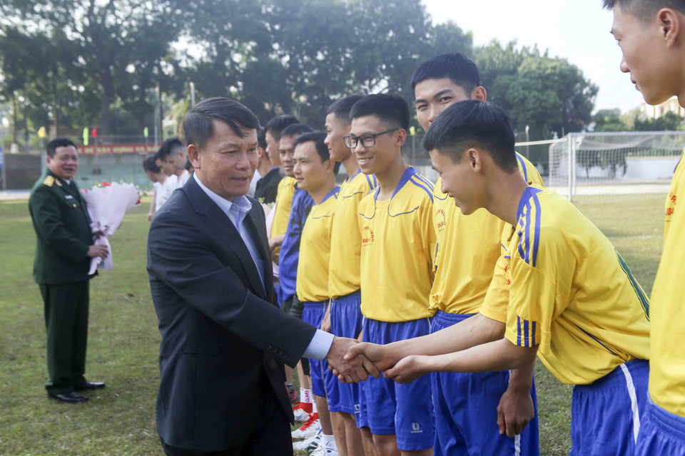 Tổng giám đốc TTXVN Nguyễn Đức Lợi chúc mừng cầu thủ của đội bóng Sư đoàn 304. (Ảnh: Tuấn Đức/TTXVN)