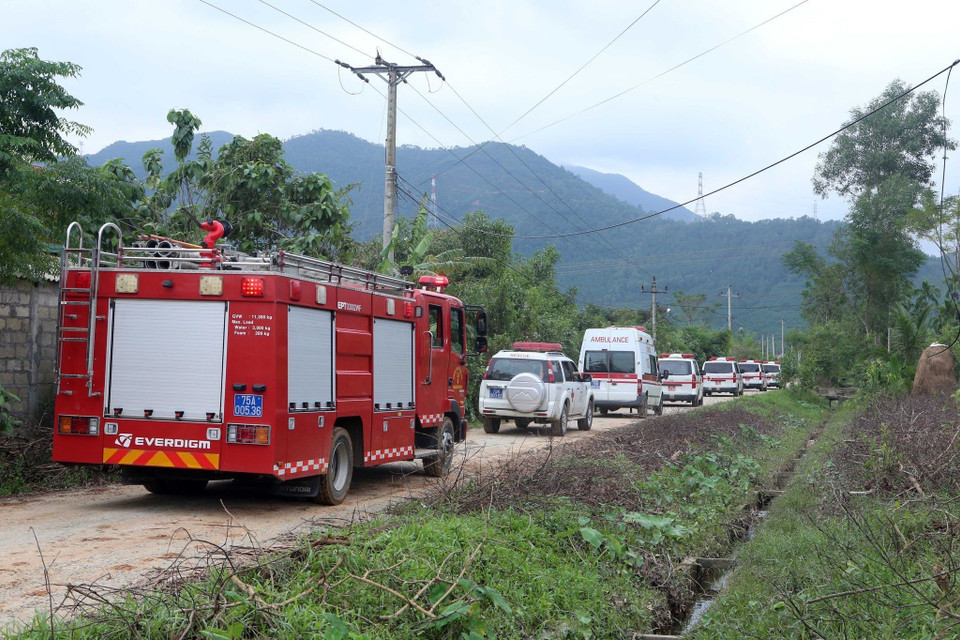 Đoàn xe cứu thương 5 chiếc và các xe hỗ trợ được tăng cường vào khu vực sạt lở của thủy điện Rào Trăng 3 để hỗ trợ lực lượng tìm kiếm. (Ảnh: Trần Lê Lâm/TTXVN)