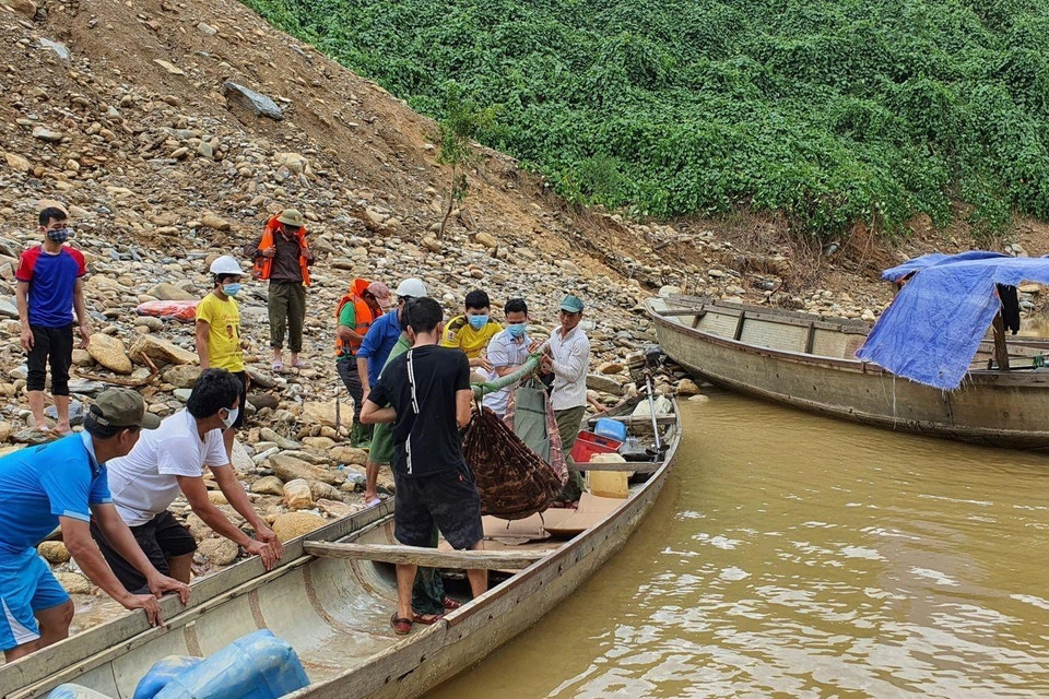Lực lượng cứu hộ tiếp nhận nạn nhân được đưa từ Rào Trăng 4. (Ảnh: TTXVN phát)