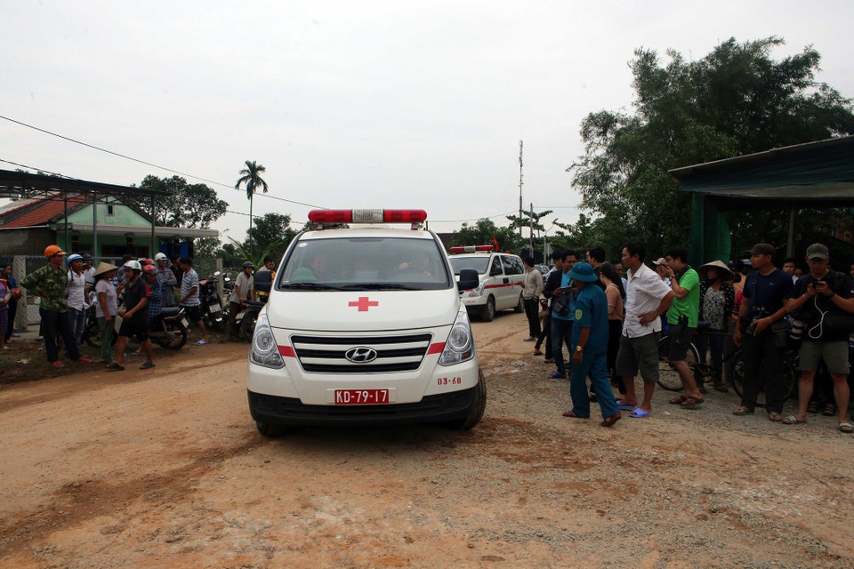 Tỉnh Thừa Thiên-Huế huy động xe cứu thương vào hiện trường hỗ trợ lực lượng tìm kiếm cứu nạn. (Ảnh: Trần Lê Lâm/TTXVN)