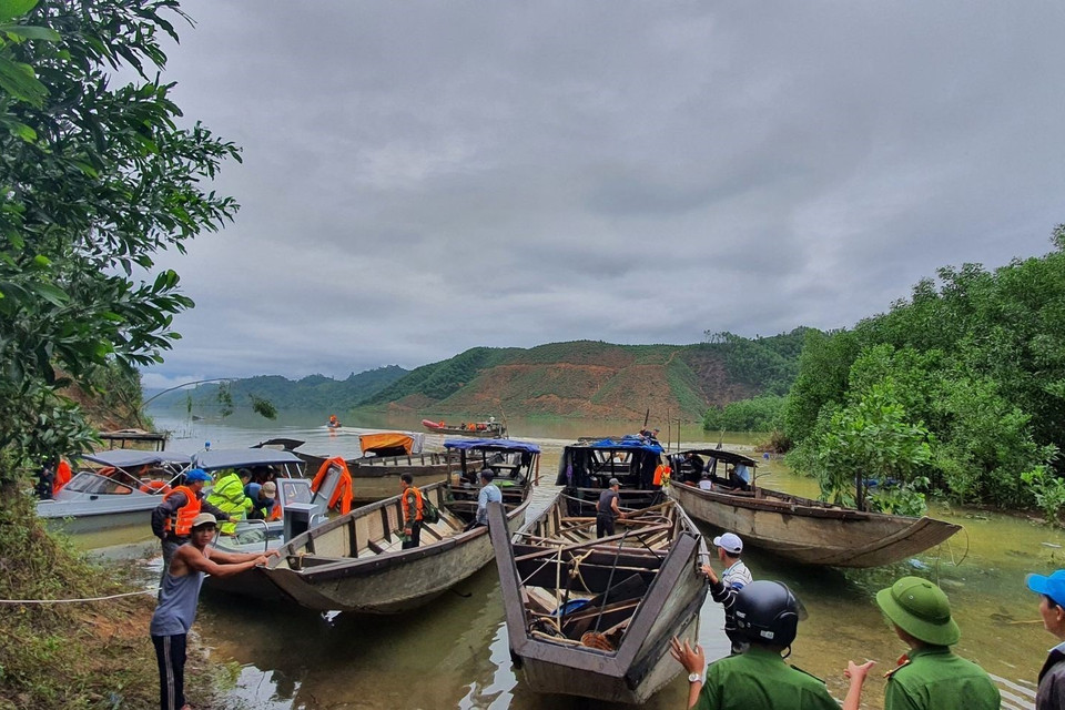 Lực lượng cứu hộ triển khai đưa người bị thương vào bờ. (Ảnh: TTXVN phát)