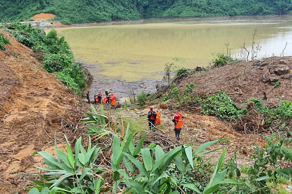 Lực lượng cứu hộ triển khai đưa người bị thương vào bờ. (Ảnh: TTXVN phát)
