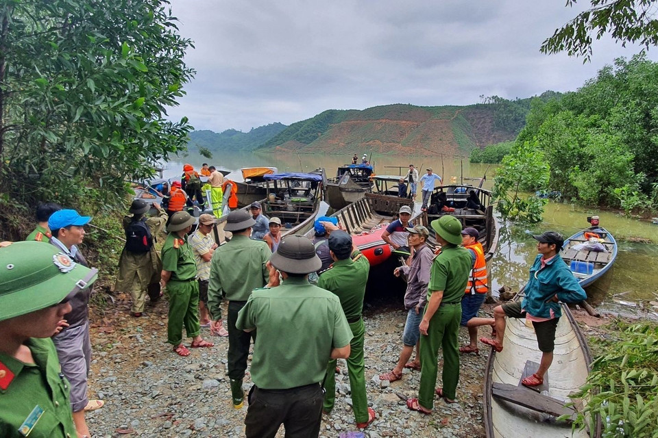 Công tác cứu hộ cứu nạn các nạn nhân của vụ sạt lở đất ở Thủy điện Rào Trăng 3 vẫn đang được khẩn trương triển khai.. (Ảnh: TTXVN phát)