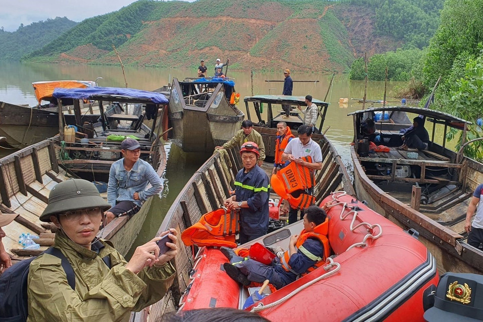 Lực lượng cứu hộ triển khai đưa người bị thương vào bờ. (Ảnh: TTXVN phát)