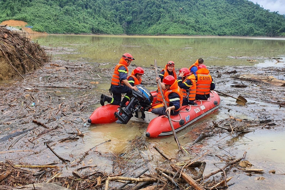 Lực lượng cứu hộ triển khai đưa người bị thương vào bờ. (Ảnh: TTXVN phát)