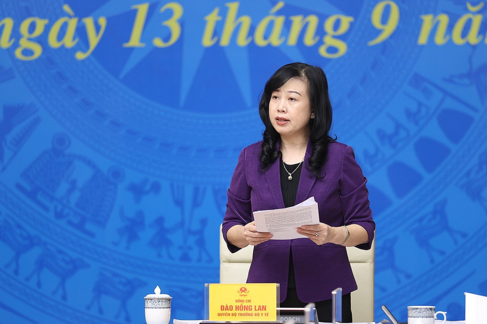 Quyền Bộ trưởng Bộ Y tế Đào Hồng Lan báo cáo công tác phòng, chống dịch COVID-19. (Ảnh: Dương Giang/TTXVN)