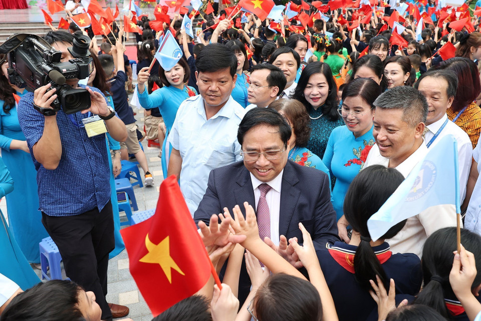 Thủ tướng Phạm Minh Chính và các đại biểu với học sinh Trường Tiểu học Đoàn Thị Điểm. (Ảnh: Dương Giang/TTXVN)