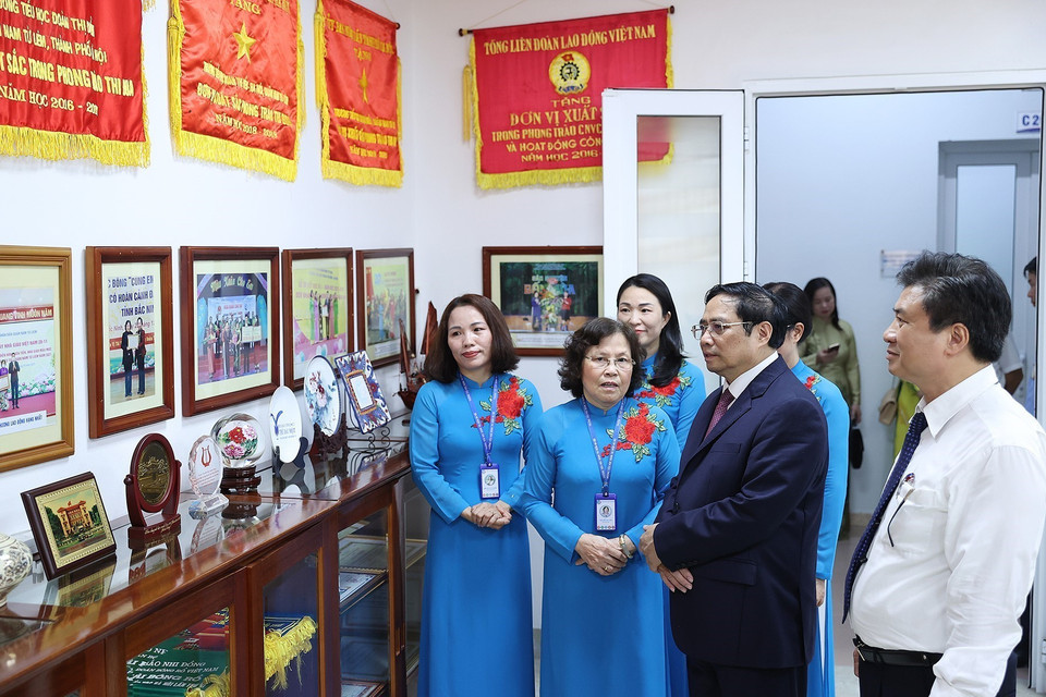 Thủ tướng Phạm Minh Chính thăm Phòng truyền thống của Trường Tiểu học Đoàn Thị Điểm. (Ảnh: Dương Giang/TTXVN)