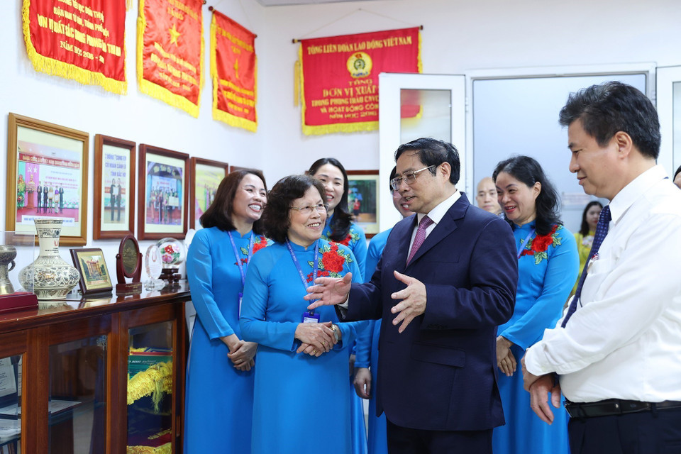 Thủ tướng Phạm Minh Chính thăm Phòng truyền thống của Trường Tiểu học Đoàn Thị Điểm. (Ảnh: Dương Giang/TTXVN)