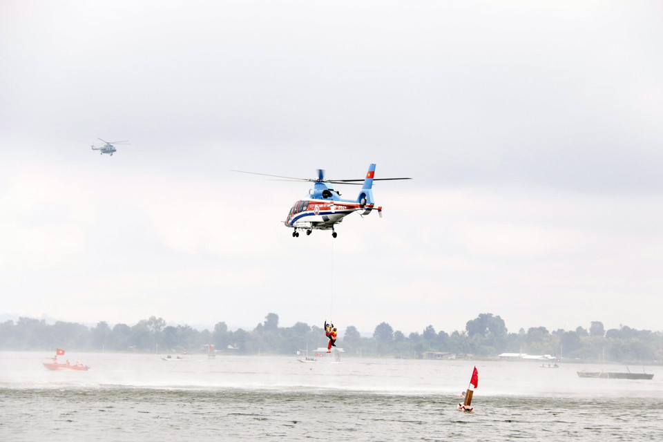 Trực thăng của Việt Nam tham gia cứu hộ trong một tình huống giả định tại buổi diễn tập. (Ảnh: Phạm Kiên/TTXVN)