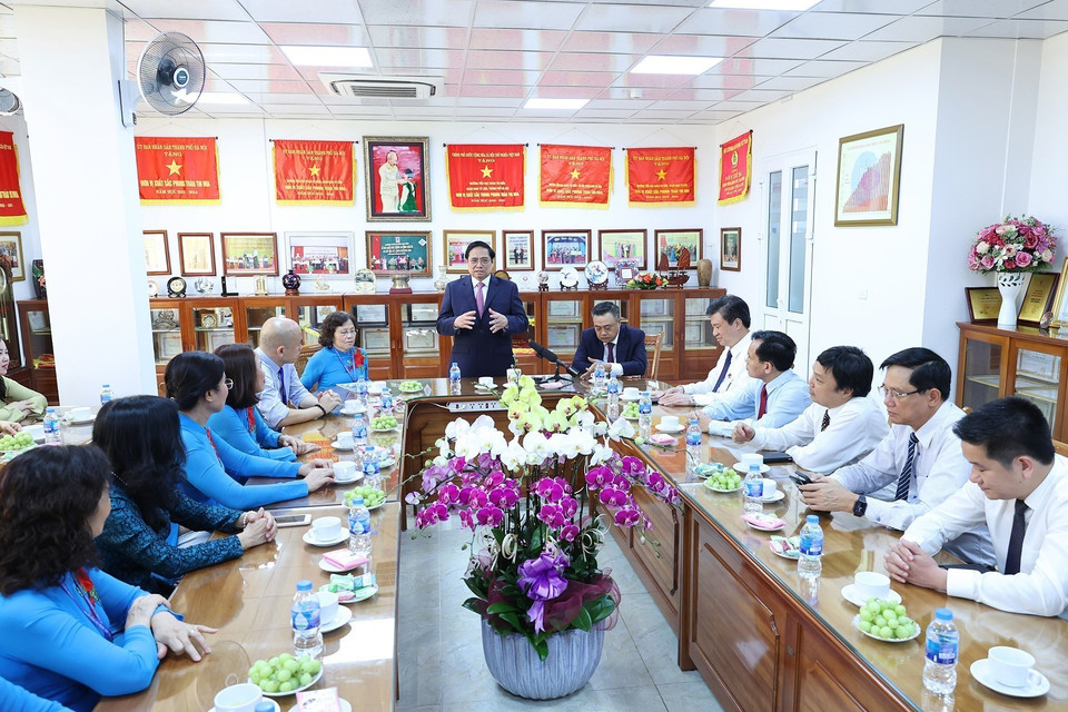 Thủ tướng Phạm Minh Chính làm việc với Ban Giám hiệu Trường Tiểu học Đoàn Thị Điểm. (Ảnh: Dương Giang/TTXVN)