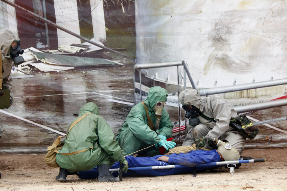 Lực lượng phòng hóa của Việt Nam cứu người dân bị ảnh hưởng của rò rỉ khí độc trong một tình huống giả định tại buổi diễn tập. (Ảnh: Phạm Kiên/TTXVN)