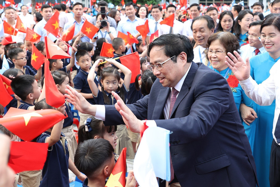 Thủ tướng Phạm Minh Chính với học sinh Trường Tiểu học Đoàn Thị Điểm. (Ảnh: Dương Giang/TTXVN)