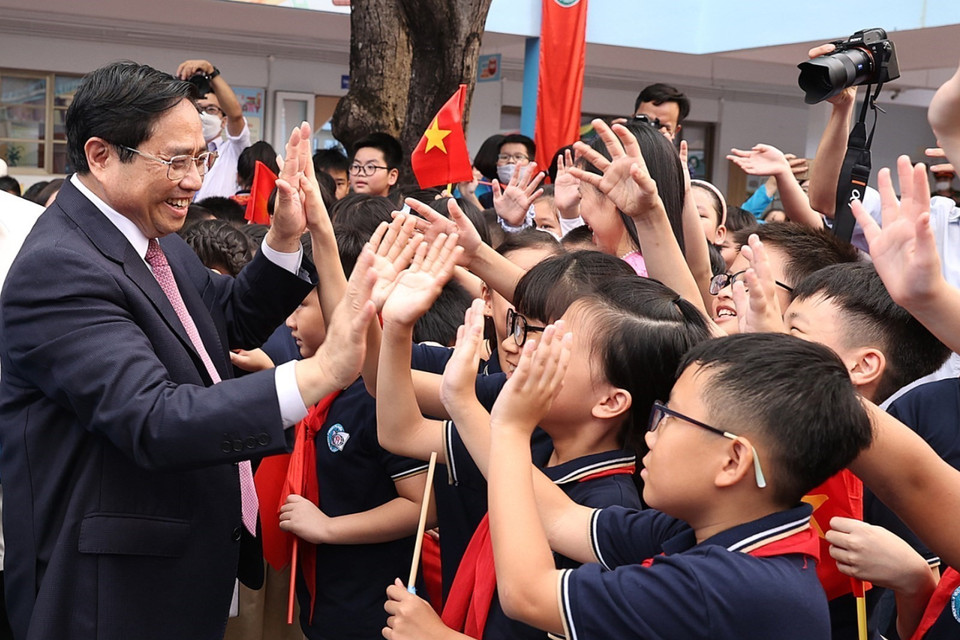 Thủ tướng Phạm Minh Chính với học sinh Trường Tiểu học Đoàn Thị Điểm. (Ảnh: Dương Giang/TTXVN)