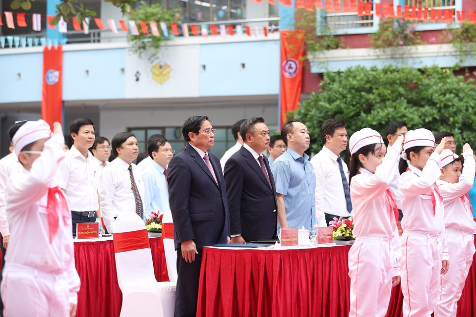 Thủ tướng Phạm Minh Chính dự chào cờ tại Lễ khai giảng năm học mới tại Trường Tiểu học Đoàn Thị Điểm. (Ảnh: Dương Giang/TTXVN)