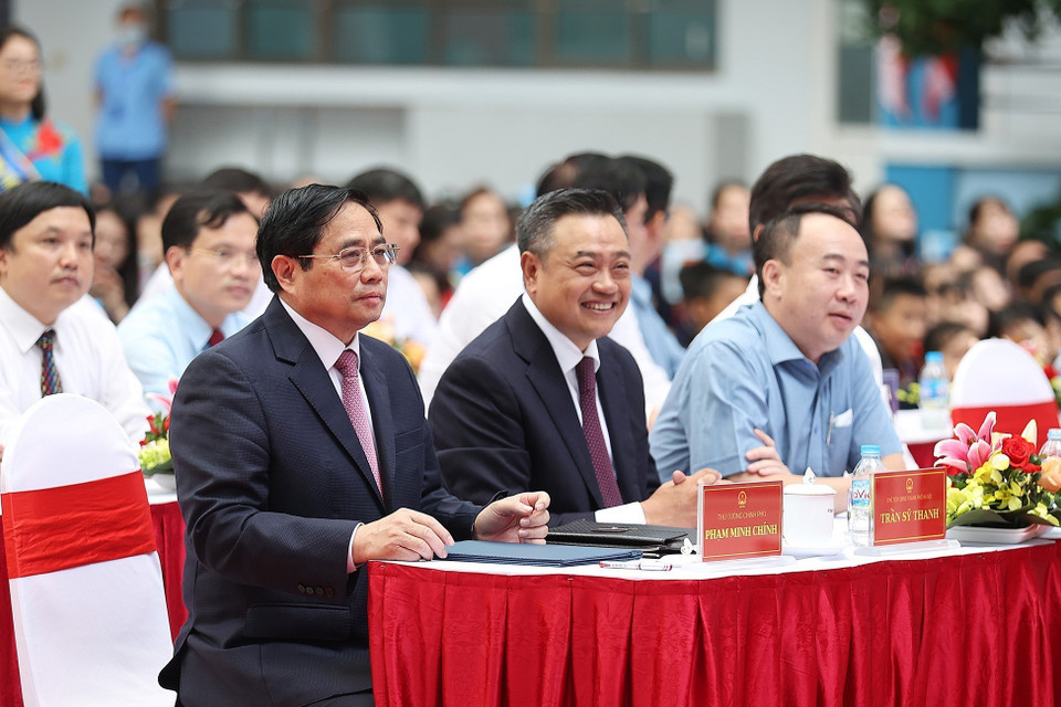 Thủ tướng Phạm Minh Chính và các đại biểu dự Lễ khai giảng năm học mới tại Trường Tiểu học Đoàn Thị Điểm. (Ảnh: Dương Giang/TTXVN)