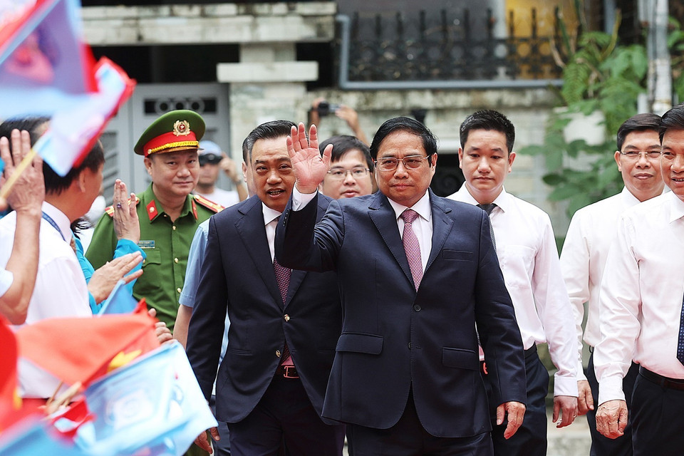 Thủ tướng Phạm Minh Chính đến dự Lễ khai giảng tại Trường Tiểu học Đoàn Thị Điểm. (Ảnh: Dương Giang/TTXVN)