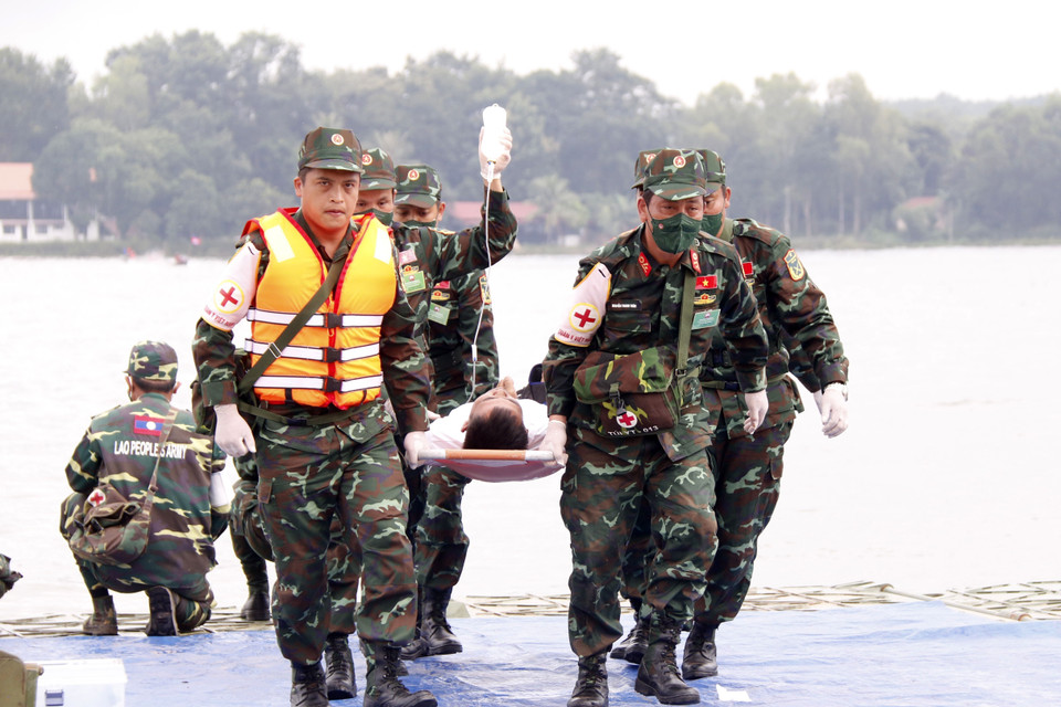 Lực lượng quân y Việt Nam đưa người dân đi cấp cứu trong một tình huống giả định tại buổi diễn tập. (Ảnh: Bá Thành/TTXVN)