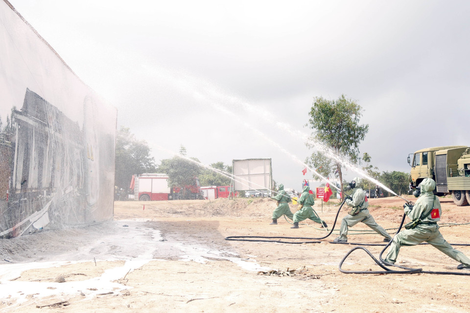 Lực lượng phòng hóa của Việt Nam phun thuốc khử độc tại một vụ rò rỉ khí độc trong một tình huống giả định tại buổi diễn tập. (Ảnh: Phạm Kiên/TTXVN)