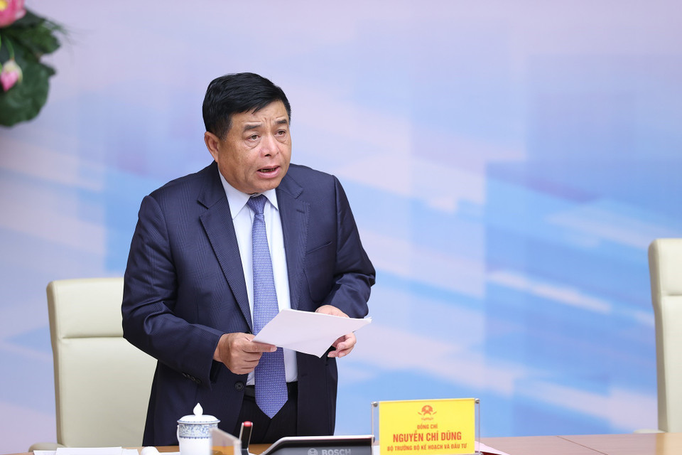 Bộ trưởng Bộ Kế hoạch và Đầu tư Nguyễn Chí Dũng báo cáo tình hình thực hiện giữ vững ổn định kinh tế vĩ mô, kiểm soát lạm phát. (Ảnh: Dương Giang/TTXVN)
