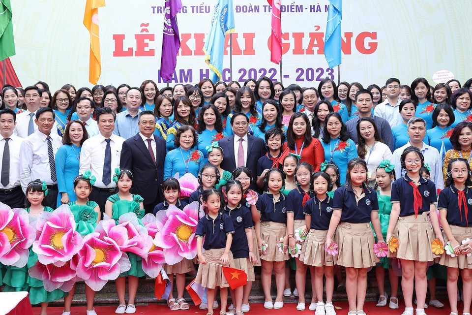 Thủ tướng Phạm Minh Chính với giáo viên, học sinh Trường Tiểu học Đoàn Thị Điểm. (Ảnh: Dương Giang/TTXVN)