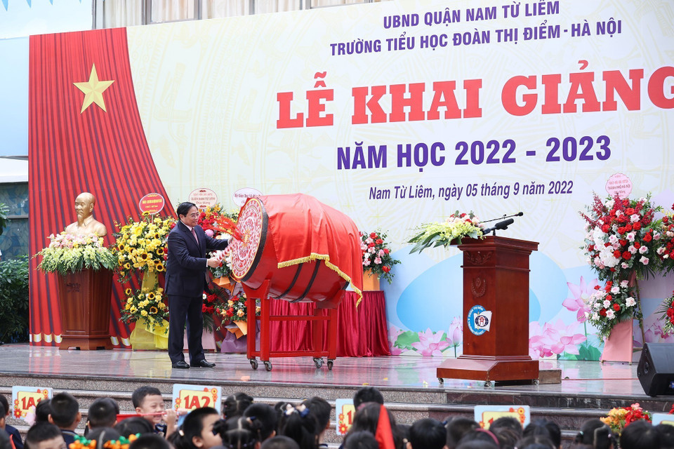 Thủ tướng Phạm Minh Chính đánh trống khai giảng năm học mới tại Trường Tiểu học Đoàn Thị Điểm. (Ảnh: Dương Giang/TTXVN)