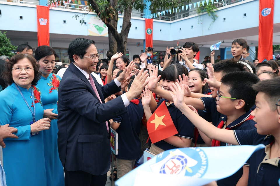Thủ tướng Phạm Minh Chính với học sinh Trường Tiểu học Đoàn Thị Điểm. (Ảnh: Dương Giang/TTXVN)