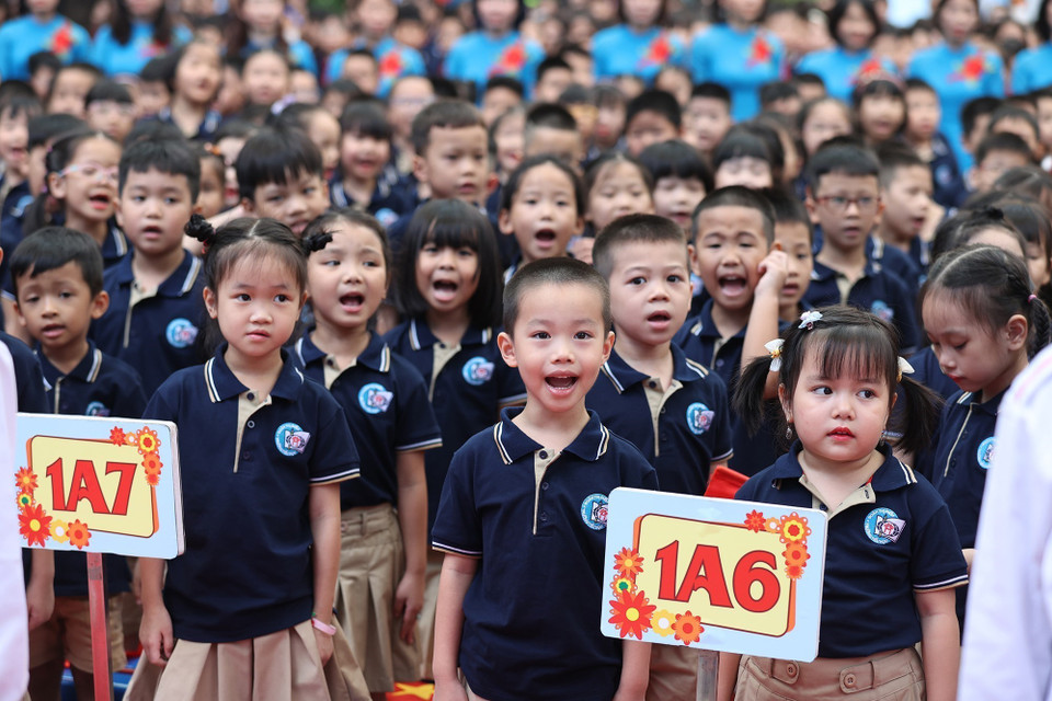 Học sinh Khối 1 Tiểu học Trường Tiểu học Đoàn Thị Điểm dự Lễ khai giảng. (Ảnh: Dương Giang/TTXVN)