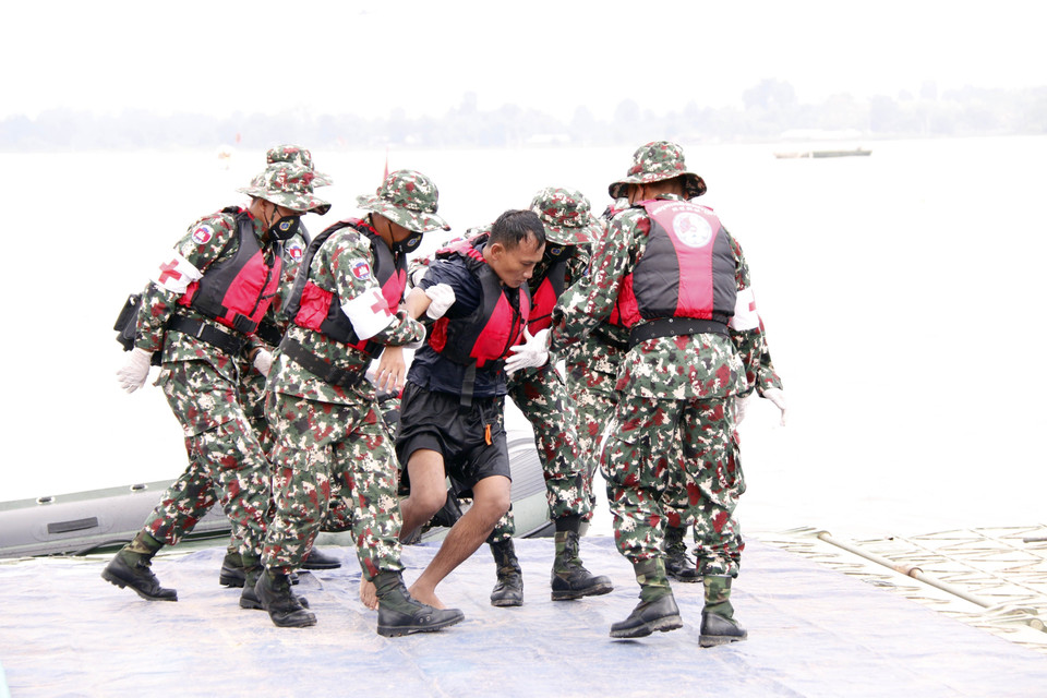 Lực lượng quân y Campchia đưa một người dân đi cấp cứu trong một tình huống giả định tại buổi diễn tập. (Ảnh: Bá Thành/TTXVN)