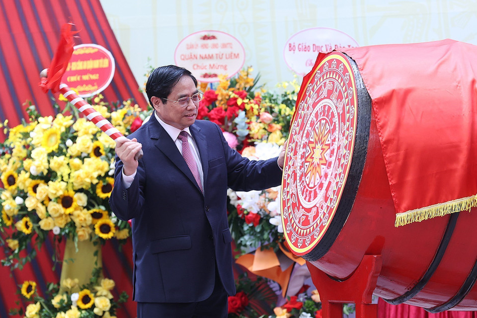 Thủ tướng Phạm Minh Chính đánh trống khai giảng năm học mới tại Trường Tiểu học Đoàn Thị Điểm. (Ảnh: Dương Giang/TTXVN)