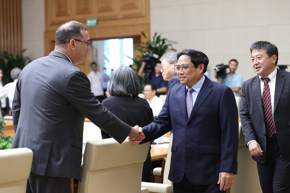 Thủ tướng Phạm Minh Chính với các đại biểu đại diện các tổ chức quốc tế tham dự hội nghị. (Ảnh: Dương Giang/TTXVN)