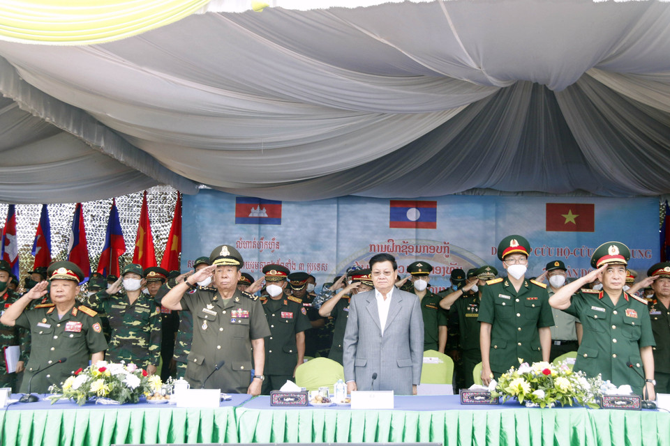 Tổng Bí thư, Chủ tịch nước Lào Thongloun Sisoulith; Đại tướng Phan Văn Giang, Ủy viên Bộ Chính trị, Phó Bí thư Quân ủy Trung ương, Bộ trưởng Bộ Quốc phòng Việt Nam; Đại tướng Chansamone Chanyalath, Ủy viên Bộ Chính trị, Phó Thủ tướng, Bộ trưởng Bộ Quốc phòng Lào; Đại tướng Tea Banh, Phó Thủ tướng, Bộ trưởng Bộ Quốc phòng Campuchia tham dự buổi diễn tập. (Ảnh: Phạm Kiên/TTXVN)