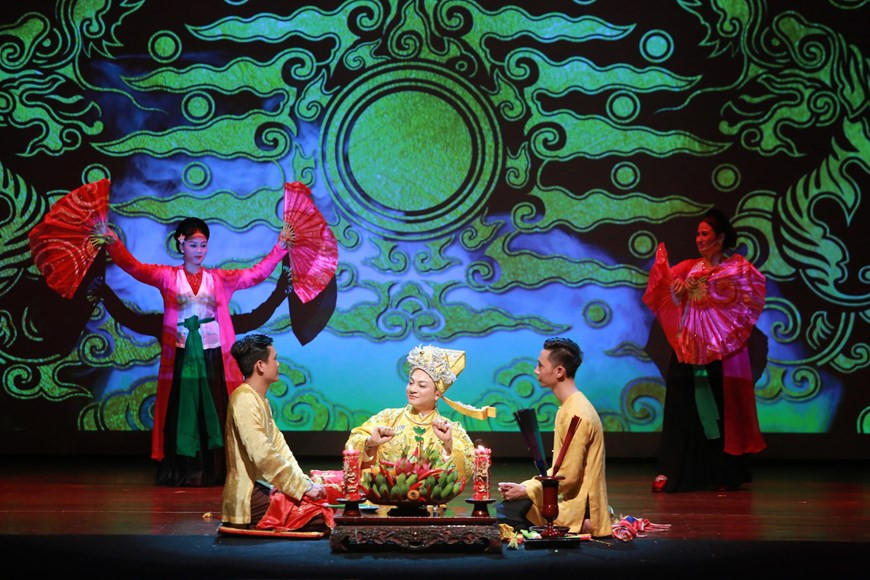 Di sản Thực hành Tín ngưỡng thờ Mẫu Tam phủ của người Việt đã chính thức được (UNESCO) ghi danh vào Danh sách Di sản văn hóa phi vật thể đại diện của nhân loại. Trong ảnh: Đồng thầy Nguyễn Đức Hiển trình diễn giá hầu Quan Hoàng Mười. (Ảnh: Trương Văn Vị)