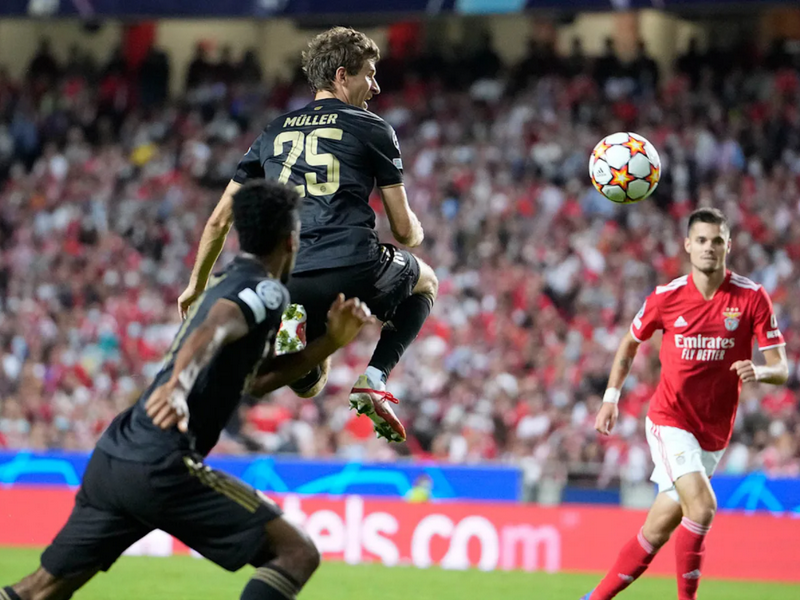 Thomas Mueller suýt có bàn thắng thứ 50 cho Bayern tại Champions League nhưng VAR đã từ chối vì Kingsley Coman đã việt vị. (Nguồn: Fcb.com)
