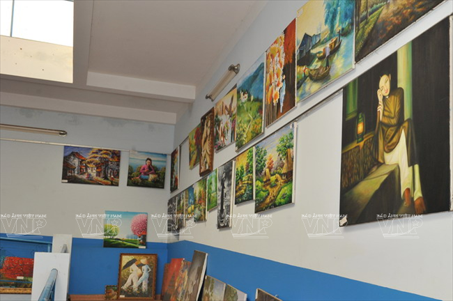 Những bức tranh của Đỗ Minh Tâm được trưng bày tại Trung tâm Chắp Cánh.