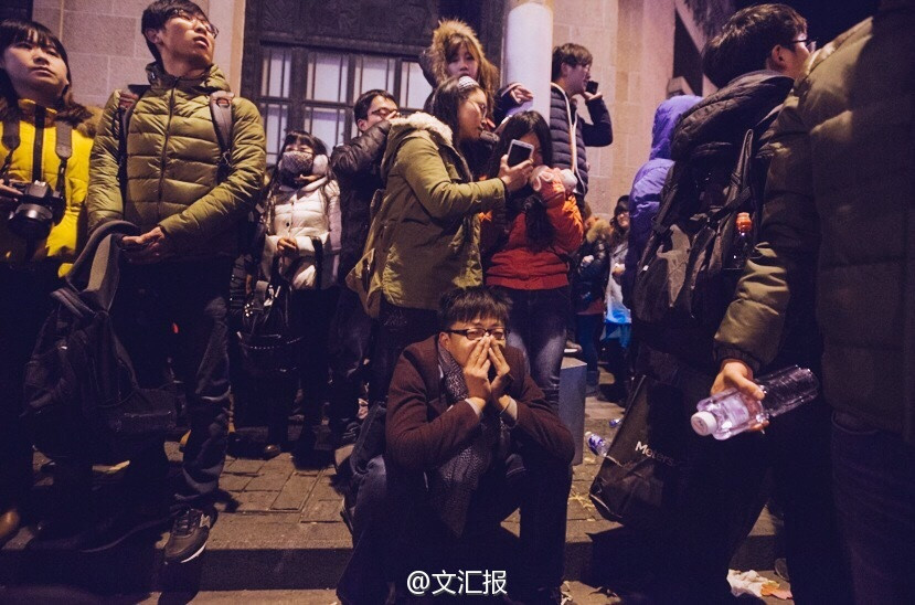 Gương mặt thất thần của những người có mặt tại hiện trường. (Nguồn: news.china.com.cn)