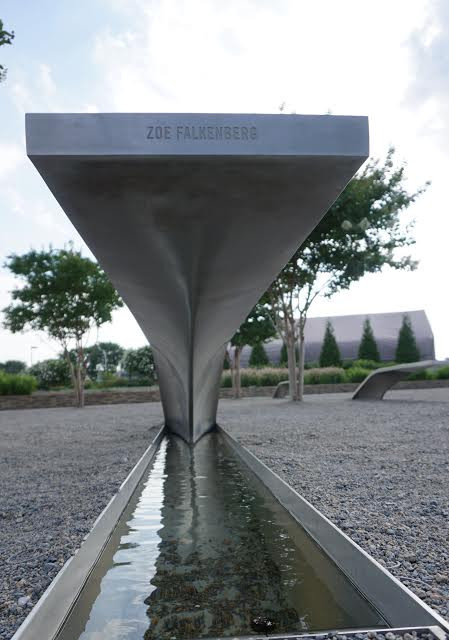 Một ngôi mộ gió trong khu tưởng niệm ở Lầu Năm Góc