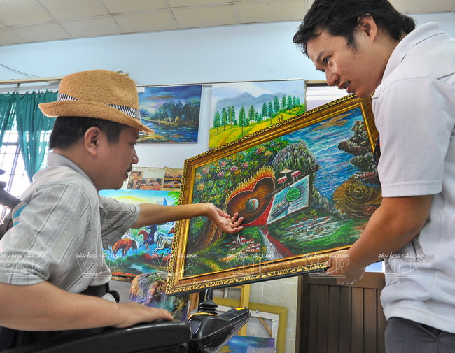 Họa sỹ nói về ý nghĩa của tác phẩm “Tiếng vọng thâm tâm" với phóng viên.