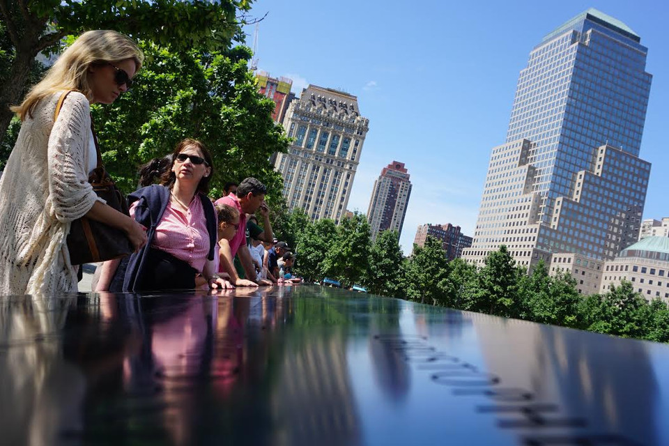 Rất nhiều người đến đây chỉ để tìm tên người thân của mình được khắc trên tấm bảng đồng trên thành hồ. 