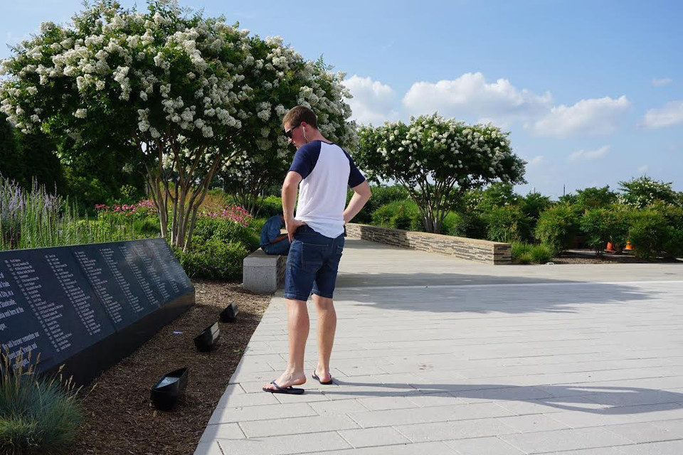 Phiến đá đen khắc tên 184 người thiệt mạng sau khi Lầu Năm Góc bị tấn công ở Washington DC. 