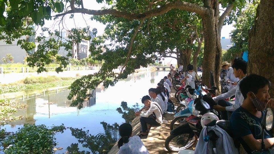 Đường ven sông trở thành địa điểm được thí sinh, phụ huynh tận dụng xả hơi buổi trưa. (Ảnh: Phạm Hùng/Vietnam+) 