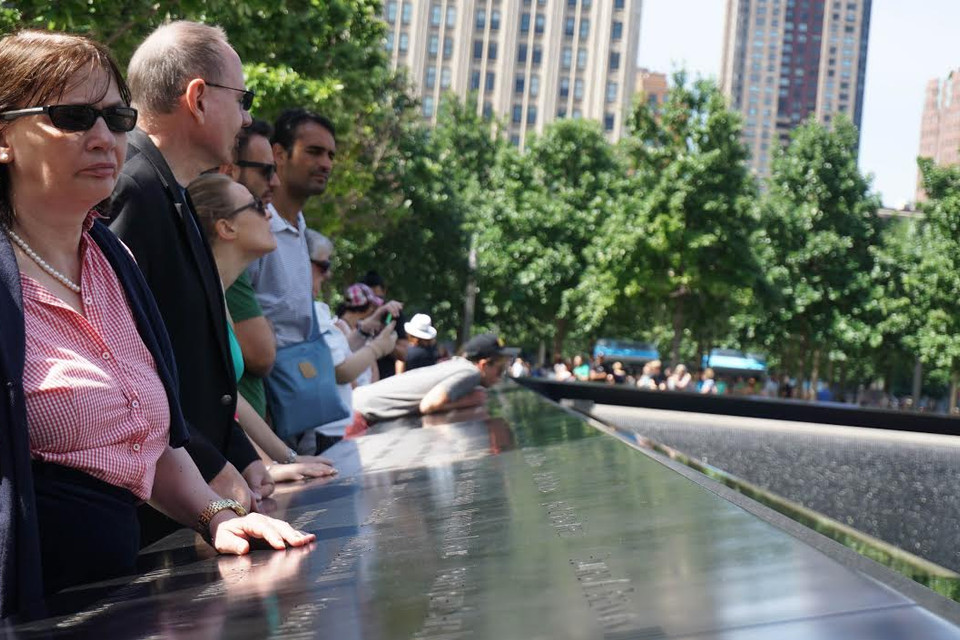 Rất nhiều người đến đây chỉ để tìm tên người thân của mình được khắc trên tấm bảng đồng trên thành hồ. 