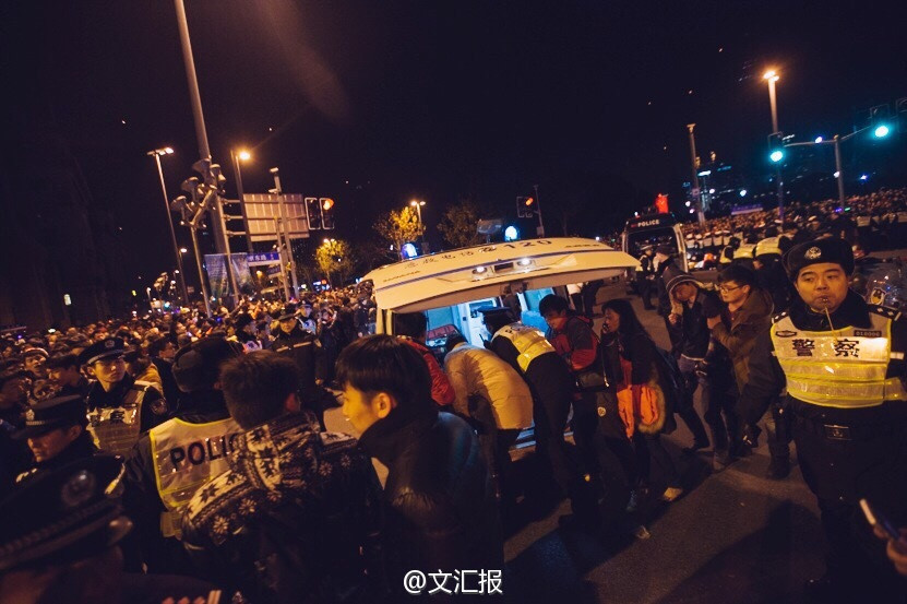 Đưa nạn nhân đi cấp cứu. (Nguồn: news.china.com.cn)