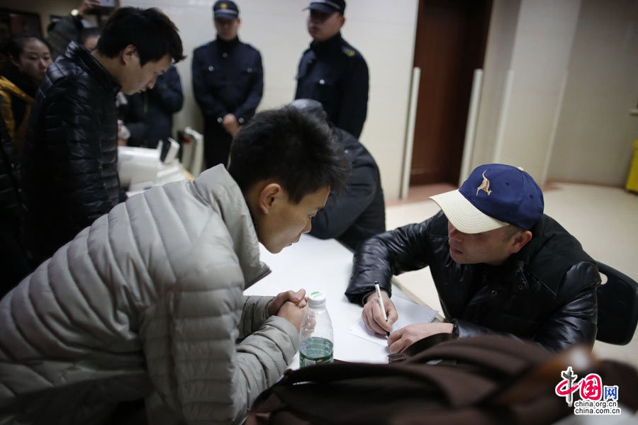 Cảnh sát lấy lời khai những người dân tại bệnh viện. (Nguồn: jwb.com.cn)