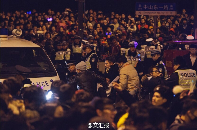 Đưa nạn nhân đi cấp cứu. (Nguồn: news.china.com.cn)